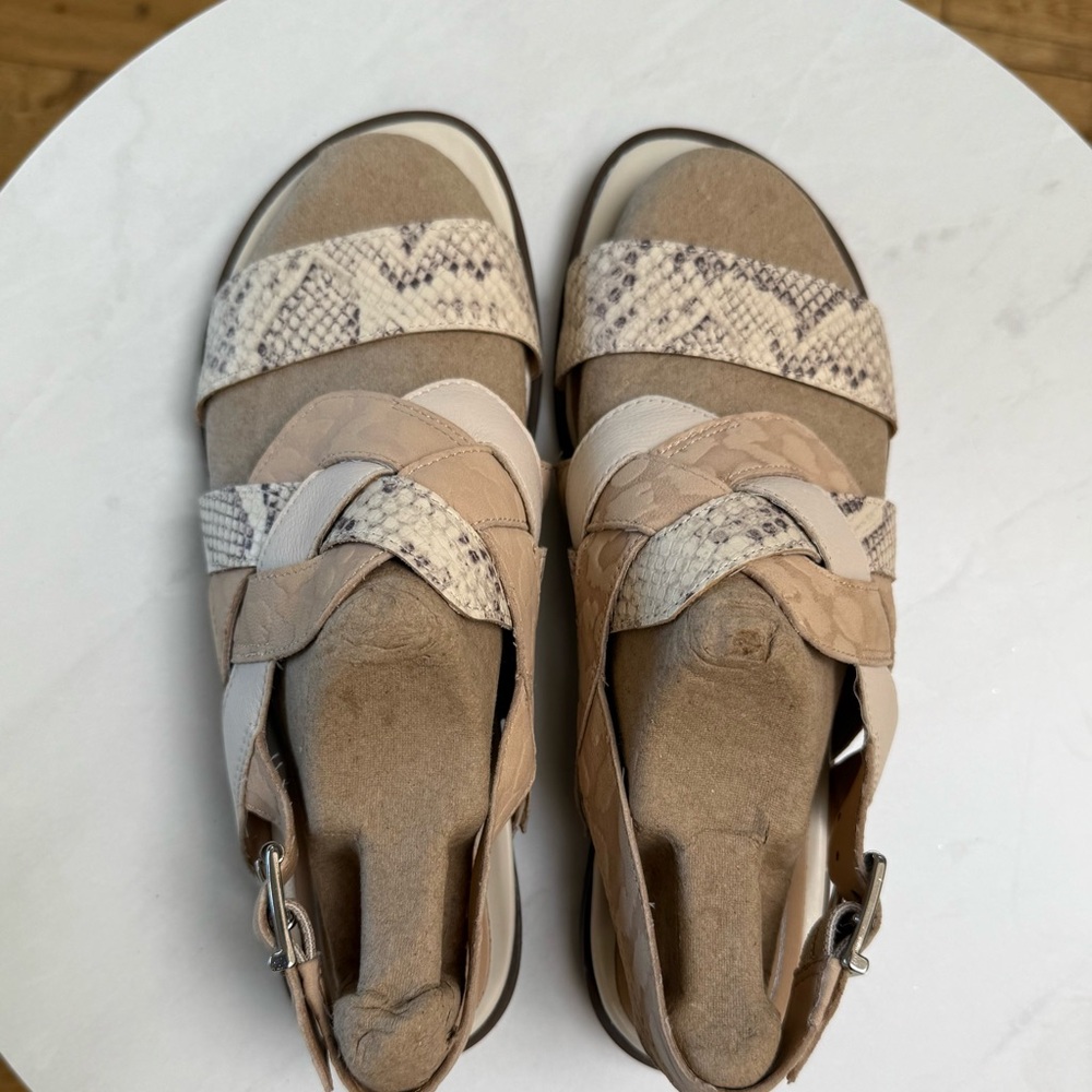 Vionic Kendra Tan and Beige Snakeskin Print Sandal. Size 7.